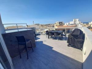 En balkong eller terrasse på Marsaskala Sea View Duplex Penthouse - Mive Properties