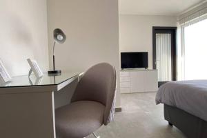 En TV eller et underholdningssystem på Marsaskala Sea View Duplex Penthouse - Mive Properties