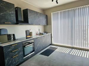 Kjøkken eller kjøkkenkrok på Marsaskala Sea View Duplex Penthouse - Mive Properties