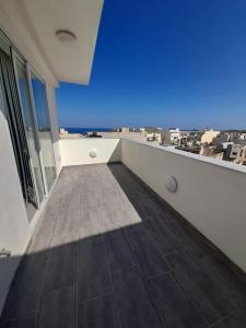 En balkong eller terrasse på Marsaskala Sea View Duplex Penthouse - Mive Properties