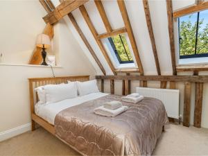 una camera da letto con un letto e due asciugamani di Pass the Keys Bradenham Barn in The Chiltern Hills a Bradenham