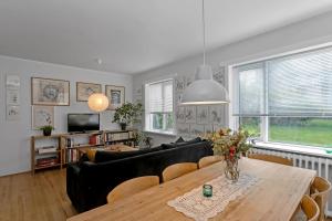 un salon avec une table et un canapé dans l'établissement Modern & Cozy Apartment - Downtown Reykjavik, à Reykjavik