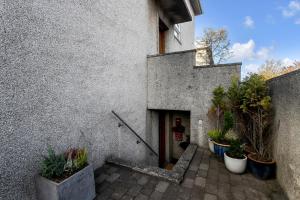 une entrée d'un bâtiment avec des plantes en pot dans l'établissement Modern & Cozy Apartment - Downtown Reykjavik, à Reykjavik