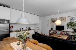 une cuisine et un salon avec une table et un canapé dans l'établissement Modern & Cozy Apartment - Downtown Reykjavik, à Reykjavik 2 autres photos