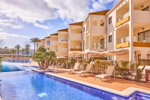 een afbeelding van een resort met een zwembad bij Zafiro Tropic in Port d'Alcudia