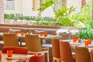 A seating area at Zafiro Tropic