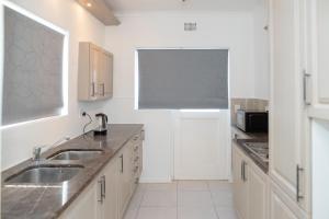 Køkken eller tekøkken på Queen Julie Constantia Lower Cottage