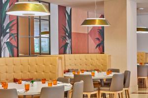 A seating area at Zafiro Tropic