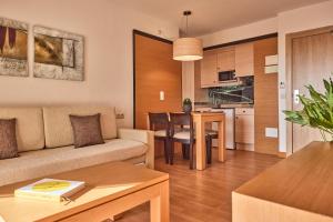 A kitchen or kitchenette at Zafiro Tropic