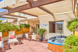 The swimming pool at or close to Zafiro Tropic