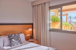 A bed or beds in a room at Zafiro Tropic