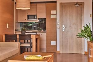 A kitchen or kitchenette at Zafiro Tropic