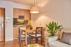 A kitchen or kitchenette at Zafiro Tropic