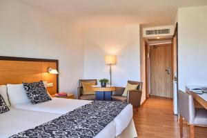 A bed or beds in a room at Zafiro Tropic