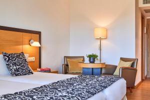 A bed or beds in a room at Zafiro Tropic