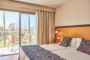 A bed or beds in a room at Zafiro Tropic