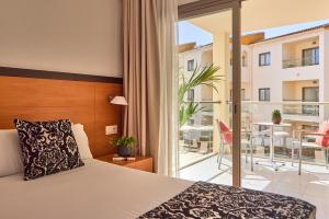A bed or beds in a room at Zafiro Tropic