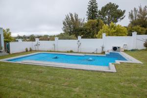 Swimmingpoolen hos eller tæt på Queen Julie Constantia Lower Cottage