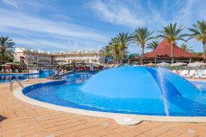 a pool at the resort with a fountain at Zafiro Can Picafort in Can Picafort