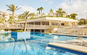 Bazén v ubytování Zafiro Palace Alcudia nebo v jeho okolí