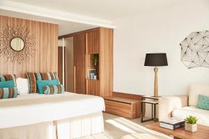 um quarto com uma cama e um sofá em Zafiro Palace Alcudia em Port d'Alcudia
