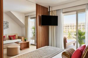 Postel nebo postele na pokoji v ubytování Zafiro Palace Alcudia