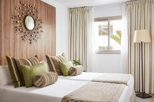 Postel nebo postele na pokoji v ubytování Zafiro Palace Alcudia