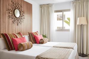 Postel nebo postele na pokoji v ubytování Zafiro Palace Alcudia