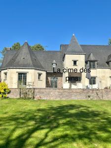 una casa grande con un letrero que dice lacma des pines en chambres d'hôtes, La cime des pins en Crévin