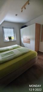 Llit o llits en una habitació de Gemütliche Gäste-/Messewohnung 350 m. zur S-Bahn