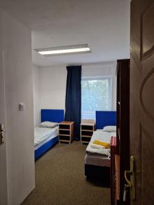 um quarto com 2 camas e uma janela em NOCLEGI WOJTEK em Bytów