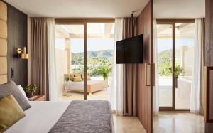 Posteľ alebo postele v izbe v ubytovaní Zafiro Palace Andratx