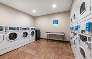 uma lavandaria com máquinas de lavar roupa e uma mesa em Extended Stay America Premier Suites - Greenville - Spartanburg - I-85 em Duncan