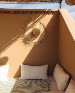 Cette petite chambre comprend un lit et un oreiller. dans l'établissement Riad Rafaele & SPA, à Marrakech
