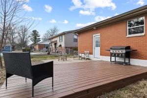 una terrazza in legno con griglia e una casa di Workfriendly home with ping pong & outdoor grill a Clarksville
