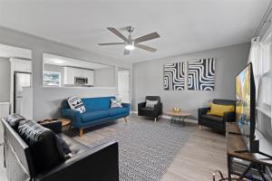 ein Wohnzimmer mit einem blauen Sofa und Stühlen in der Unterkunft Workfriendly home with ping pong & outdoor grill in Clarksville