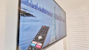 Televízia a/alebo spoločenská miestnosť v ubytovaní La Résidence Évasion 2 - Original - Gare - Wifi - Relax BNB