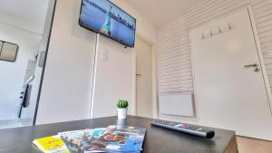 Televízia a/alebo spoločenská miestnosť v ubytovaní La Résidence Évasion 2 - Original - Gare - Wifi - Relax BNB