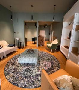 巴特迪克海姆的住宿－Ferienwohnung Hensel & Gretel，一间客厅,在地毯上配有桌子