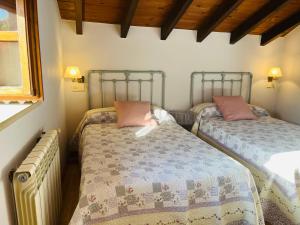Las RozasにあるCasa Diegoのベッドルーム1室(ベッド2台、ラジエーター付)