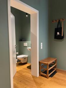 巴特迪克海姆的住宿－Ferienwohnung Hensel & Gretel，一间带卫生间和水槽的浴室