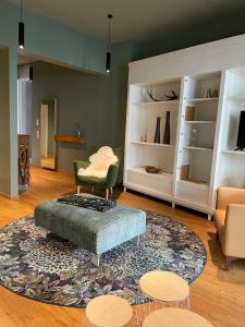 巴特迪克海姆的住宿－Ferienwohnung Hensel & Gretel，客厅配有沙发和两把椅子