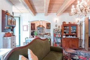uma sala de estar com um sofá e uma cozinha em Appartamento in centro storico em San Giovanni in Marignano