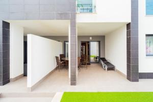 vistas al comedor y a la sala de estar de un edificio en ALEGRIA ID30, en Playa Flamenca