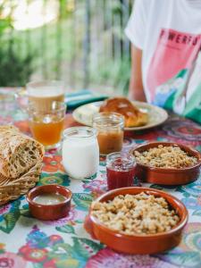 una mesa cubierta con platos de comida y bebida en Maison Saint James, en Montélimar