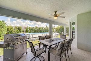 Marco Island Home with Heated Pool and Screened Lanai!的阳台或露台