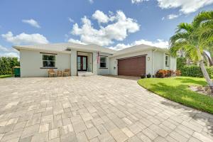 马可岛Marco Island Home with Heated Pool and Screened Lanai!的白色的房子,有车道和棕榈树