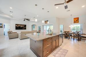 马可岛Marco Island Home with Heated Pool and Screened Lanai!的相册照片