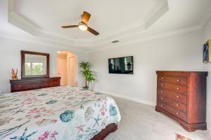 Marco Island Home with Heated Pool and Screened Lanai!客房内的一张或多张床位