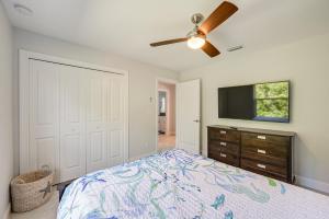 Marco Island Home with Heated Pool and Screened Lanai!的电视和/或娱乐中心